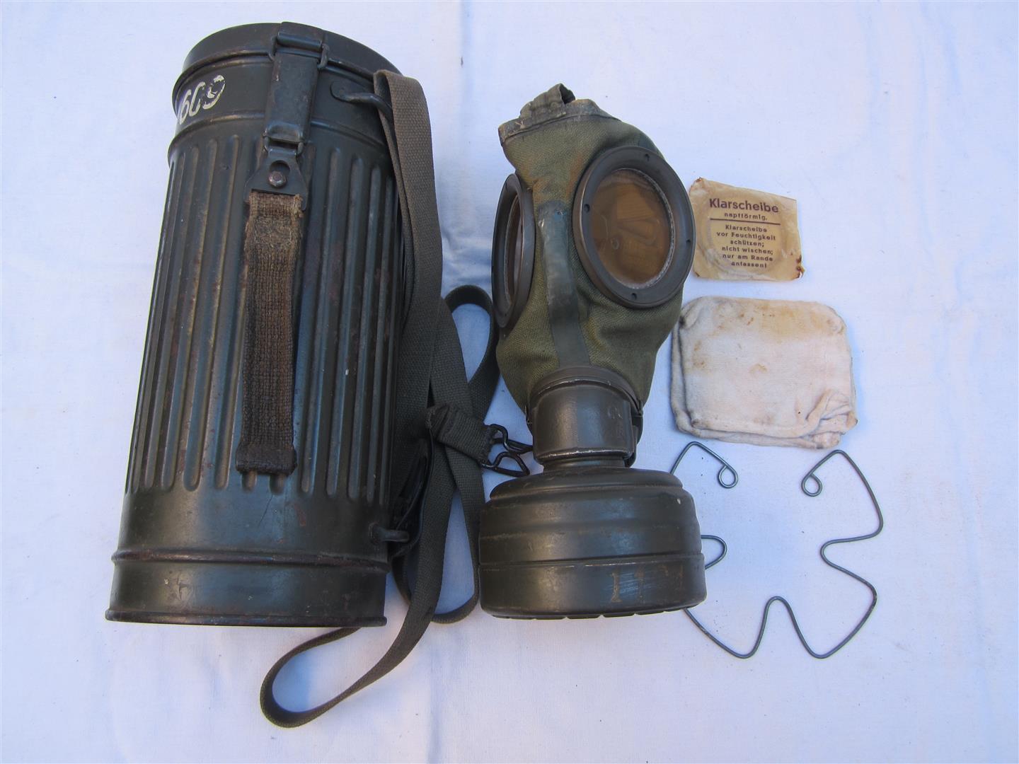 WW2 German WH Gasmask, Tin & Straps - Complete
